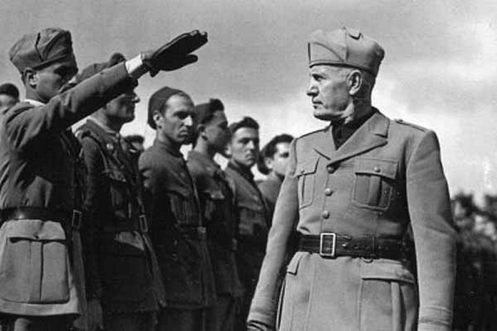 יהודים איטלקים רבים נשבו בקסם הפאשיזם. בניטו מוסוליני סוקר כוחות איטלקיים באתיופיה (צילום מוויקיפדיה)