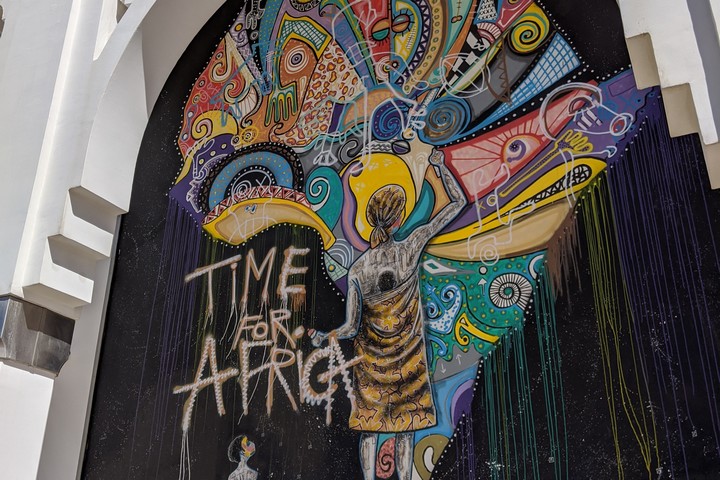 עם הפנים לאפריקה. מפת אפריקה בציר קיר ברבאט בירת מרוקו (צילום: ליאל מגן)