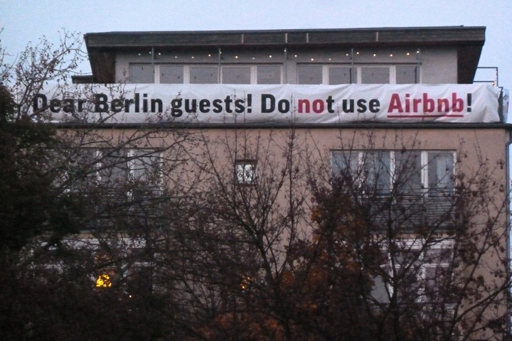 מחאה נגד איירבנב בברלין (צילום: screenpunk, CC BY-NC 2.0)