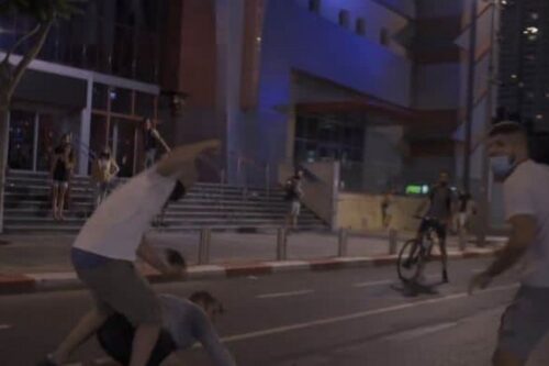 תיעוד תקיפת מפגינים בתל אביב, ב-28 ביולי 2020 (צילום מסך מתוך סרטון של אסף שפיר)