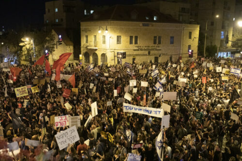 מפגינים מול מעון ראש הממשלה בירושלים, 25 ביולי 2020 (צילום: אורן זיו)
