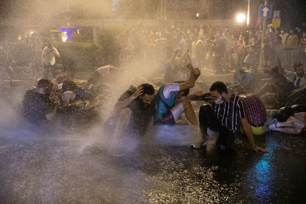 המשטרה מפזרת מפגינים בכיכר פריז, סמוך למעון ראש הממשלה בירושלים, בעזרת תותח מים, 15 ביולי 2020. (צילום: אורן זיו)