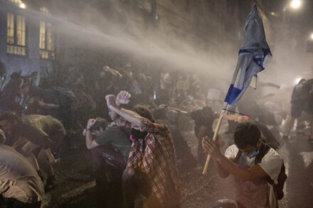 מפגינים יושבים מול מכת"זית משטרתית, במהלך הפגנה מחוץ למעון ראש הממשלה בירושלים, ב-18 ביולי 2020 (צילום אורן זיו)
