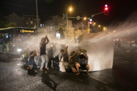 מפגינים יושבים מול מכת״ז משטרתי, במהלך הפגנה מחוץ למעון ראש הממשלה בירושלים, 18 ביולי 2020 (צילום אורן זיו)