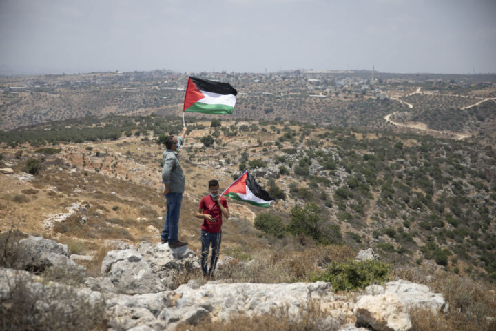 מפגינים פלסטינים מוחים במקום בו מתנחלים ירו אתמול בשני חקלאים פלסטינים, סמוך לכפר בידיא, 6 ביולי 2020 (צילום אורן זיו)