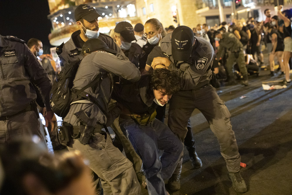 המפגינים האשימו שאלימות המשטרה היתה מכוונת. המשטרה מפנה בכוח מפגינים מכיכר פריז, 21 ביולי 2020 (צילום: אורן זיו)
