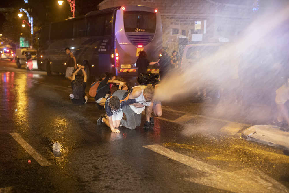 מכתזית משטרתית בפעולה במהלך מחאה בכיכר פריז מול מעון ראש הממשלה, 22 ביולי 2020 (צילום: אורן זיו)