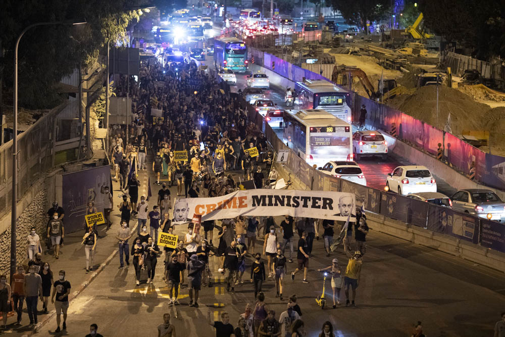 חסימת כבישים בסיום הפגנה בכיכר רבין במחאה על הטיפול הממשלתי במשבר הכלכלי, 11 ביולי 2020 (צילום אורן זיו)