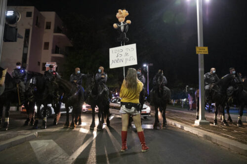 מפגינה חוסמת את שדרות רוטשילד בסיום הפגנה בכיכר רבין במחאה על הטיפול הממשלתי במשבר הכלכלי, 12 ביולי 2020 (צילום אורן זיו)