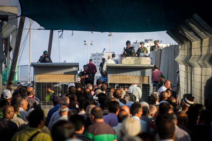 פלסטינים וחיילים במחסום קלנדיה, מחוץ לרמאללה, ב-10 ביוני 2016 (צילום: פלאש90)
