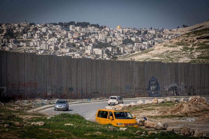 חומת ההפרדה כפי שהיא נראית מהכפר הפלסטיני אבו דיס ליד מזרח ירושלים, ב-26 בפברואר 2017 (צילום: מרים אלסטר / פלאש90)