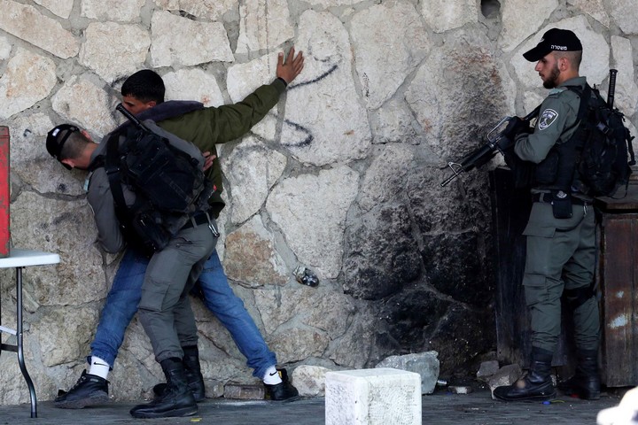 שוטרי מג"ב מבצעים חיפוש על צעיר פלסטיני במחסום ליד בית לחם, ב-31 במאי 2019 (צילום: ויסאם השלמון / פלאש90)