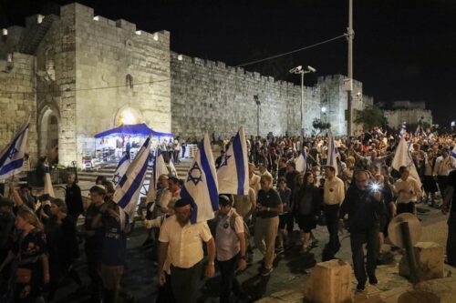 יהודים משתתפים בצעדה סביב הר הבית בתשעה באב, ב-10 באוגוסט 2019 (צילום: גרשון אלינסון / פלאש90)