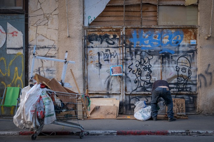 אדם מחפש בזבל בתל אביב (צילום: שרה קלאט / פלאש90)