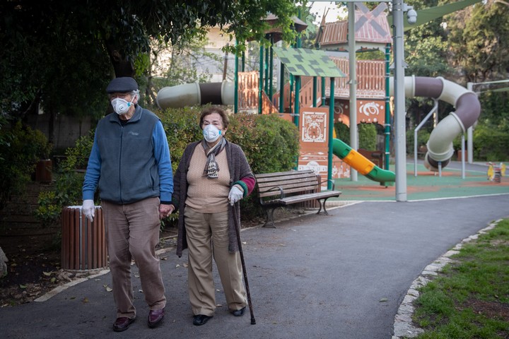 זוג זקנים הולכים בפארק ציבורי בירושלים, ב-13 באפריל 2020 (צילום: יונתן זינדל / פלאש90)