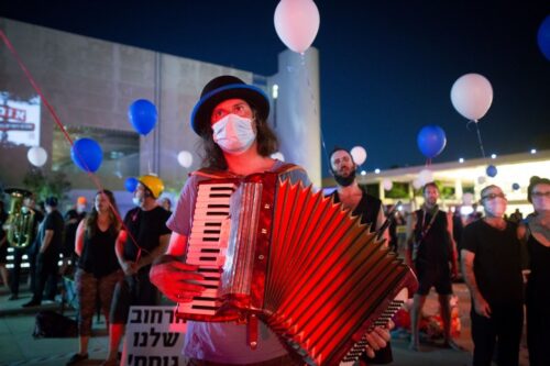 אמני רחוב מפגינים בדרישה לתמיכה כלכלית מהממשלה בכיכר הבימה בתל אביב, ב-20 במאי 2020 (צילום: מרים אלסטר / פלאש90)