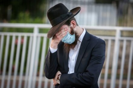 חרדי מתפלל בקבר השל"ה בטבריה, ב-22 במאי 2020. למצולם אין קשר לכתבה (צילום: דיוויד כהן / פלאש90)