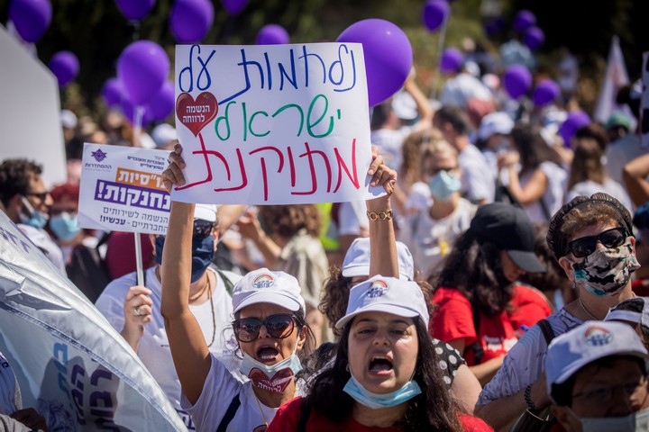 הפגנת עובדים סוציאליים מול הכנסת, ב-25 ביוני 2020 (צילום: יונתן זינדל / פלאש90)
