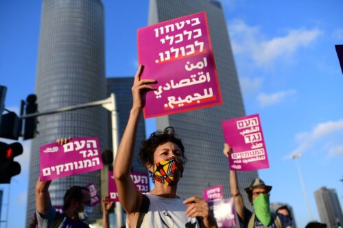 הפגנה על המצב הכלכלי והיעדר הסיוע מצד הממשלה, בצומת עזריאלי בתל אביב, ב-29 ביוני 2020 (צילום: תומר נויברג / פלאש90)