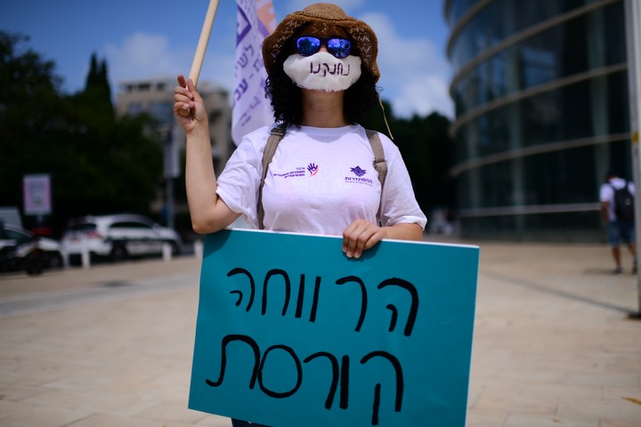 עובדות סוציאליות מוחות על תנאי העסקתן והאלימות נגדן, בכיכר הבימה בתל אביב, ב-6 ביולי 2020 (צילום: תומר נויברג / פלאש90)