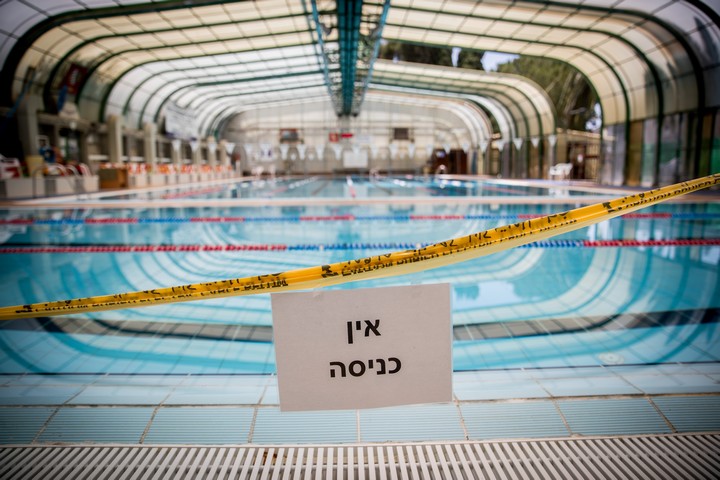 בריכת שחייה סגורה בירושלים, ב-7 ביולי 2020 (צילום: יונתן זינדל / פלאש90)