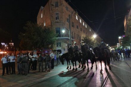 פרשי משטרה מפזרים את המפגינים בירושלים, ב-14 ביולי 2020 (צילום: אורלי נוי)