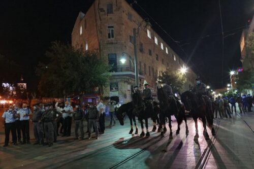 פרשי משטרה מפזרים את המפגינים בירושלים, ב-14 ביולי 2020 (צילום: אורלי נוי)