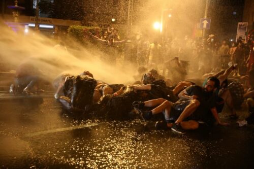 מה עושים כשפוגשים תותח מים בהפגנה