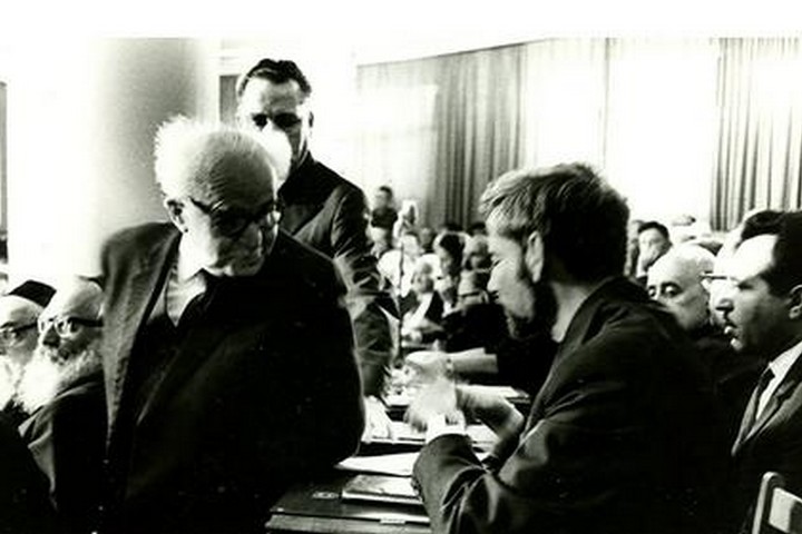 אורי אבנרי ביומו הראשון בכנסת, עם דוד בן גוריון, ב-1965 (צילום: באדיבות אורי אבנרי, CC BY-SA 4.0)