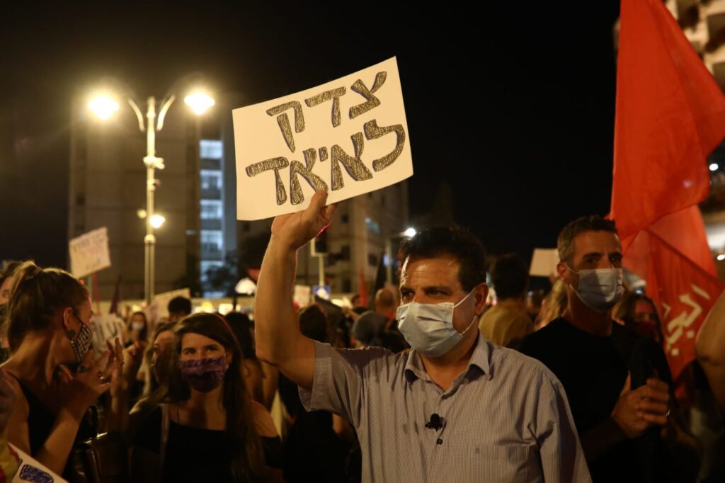 איימן עודה בהפגנה נגד נתניהו בכיכר פריז בירושלים, 25 ביולי 2020 (צילום: אורן זיו)