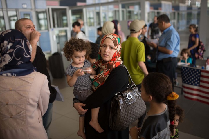 מדיניות הבידול אינו מהלך ביטחוני, אלא מעשה עם מטרה מדינית-דמוגרפית. משפחה פלסטינית במעבר ארז (צילום: פלאש 90)