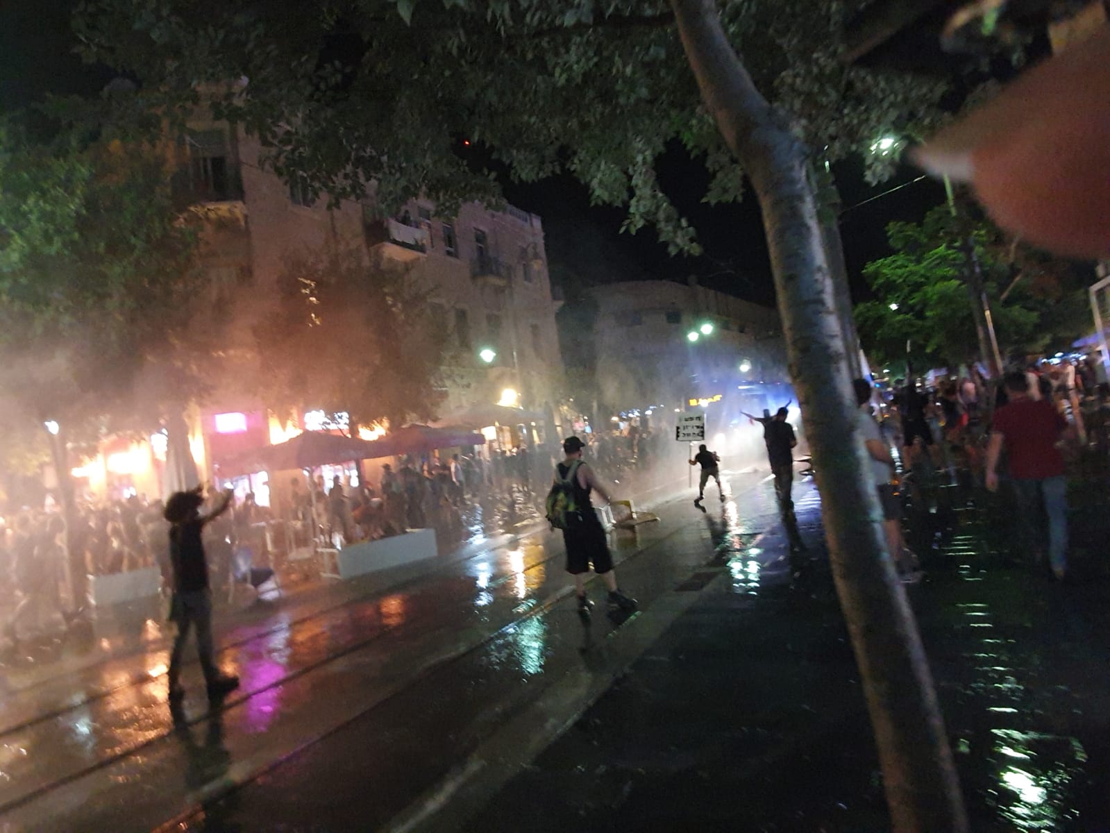 פיזור מפגינים באמצעות זרנוקים אחרי ההפגנה בבלפור ביום הבסטיליה (צילום: אורלי נוי)