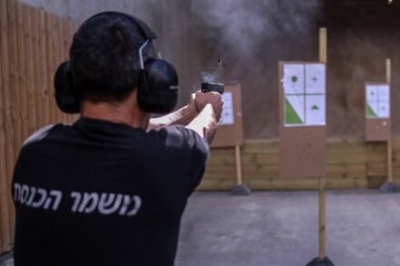 בתקופה בה נאסר על מאבטחים לקחת נשק הביתה, אף אשה לא נרצחה מנשק "מורשה". ירי במטווח. למצולם אין קשר לכתבה (צילום: יניב נדב / פלאש 90)