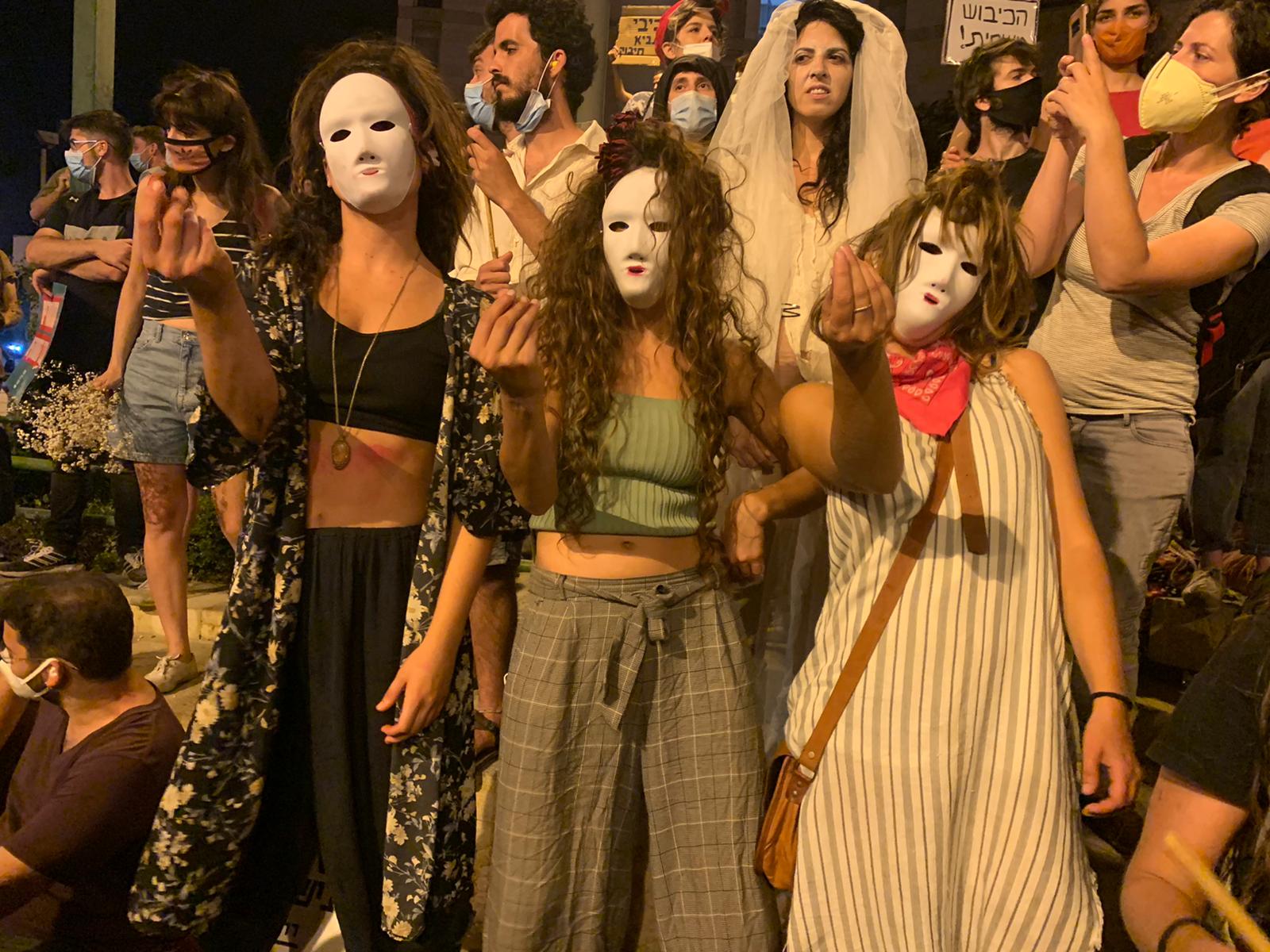 מפגינות בהפגנה נגד נתניהו ביכר פריז, 25 ביולי 2020 (צילום: חגי מטר)
