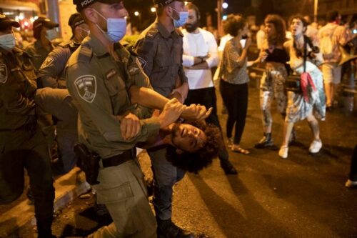 המשטרה בירושלים הגיבה בלי שום פרופורציה. מפגין נלקח על ידי השוטרים במחאה אתמול בירושלים (צילום: אורן זיו)