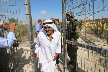 "זכותו של כל אדם להגיע לאדמה שלו, זו צריכה להיות הנחת היסוד". פלסטיני חוצה שער חלקאי בגדר ליד הכפר פלאמיה (צילום: אחמד אלבאז / אקטיבסטילס)
