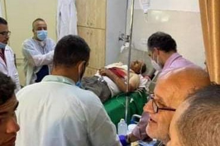 הפצוע הפלסטיני מתקרית הירי ליד בידיא מקבל טיפול (צילום באדיבות עיריית בידיא)
