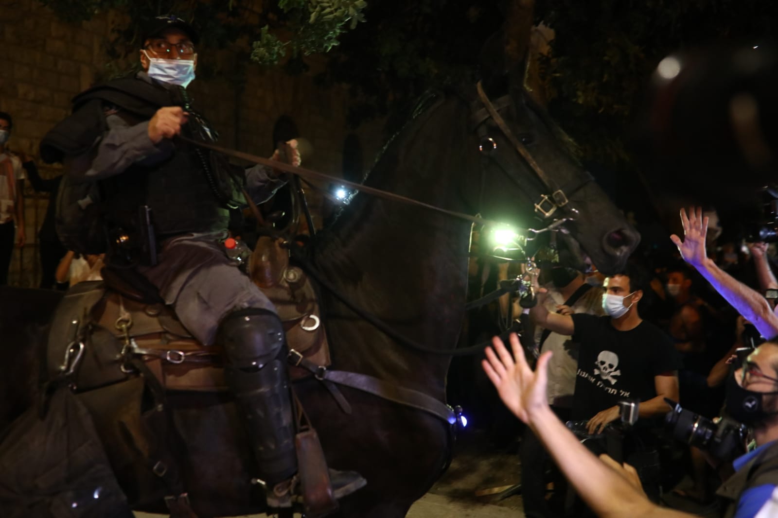 פרש דוהר נכנס על גב הסוס לתוך קהל המפגינים בירושלים (צילום: אורן זיו)