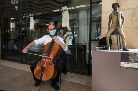 מוסיקה אמנותית לא יכולה להיות רק מוצר אקסקלוסיבי מיובא מזמנים רחוקים וארצות רחוקות (קניון ממילא, ירושלים, 4 במאי 2020. צילום: נתי שוחט)