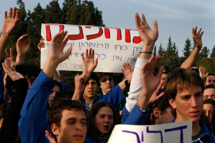 המדינה מתנה את התמיכה בתנועות הנוער בכך שיחנכו באופן מסוים. הפגנה של חניכי השומר הצעיר מול הכנסת (צילום: מיכל פתאל / פלאש 90)