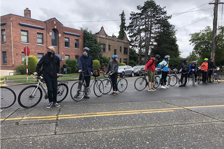 150 רוכבים מגיעים לכל אירוע. רוכבים מ"בריגדת האופניים של סיאטל (צילום: ג'ן מרלו)