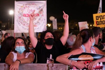 פאק יו לכל הסיסטם הקיים. שיר אלוני בהפגנה בכיכר רבין (אורן זיו)
