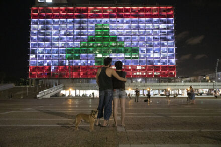 דגל לבנון על בניין עיריית תל אביב, 5 באוגוסט 2020 (צילום: אורן זיו)