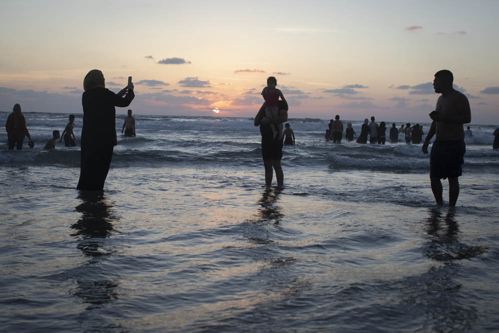 פלסטינים מבלים בחוף הים ביפו ביום ראשון השבוע (צילום: אורן זיו)