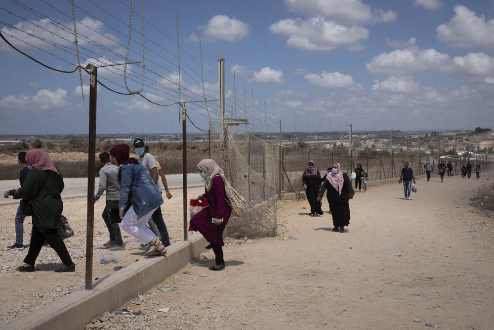 פלסטינים עוברים את הגדר בדרכם לים, ליד טול כרם (צילום: אורן זיו)