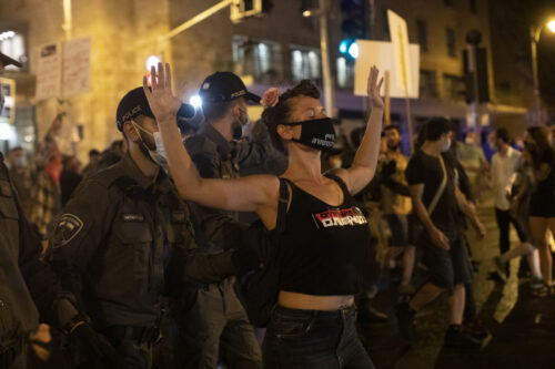 "זעם זה לא לעמוד בשורה הראשונה מול השוטרים, זעם זה להגיע". זוהר קרני במחאה בבלפור (צילום: אורן זיו)