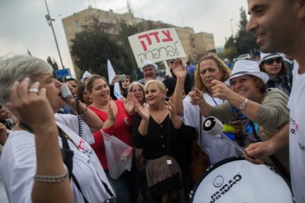 עובדי רשויות ותושבים מהפריפריה מפגינים מול הכנסת, ב-16 בנובמבר 2015 (צילום: יונתן זינדל / פלאש90)