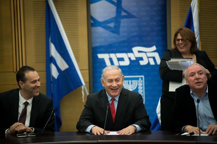 נשאר עם פוליטיקאים מדרגה שניה. נתניהו עם דוד אמסלם ומיקי זוהר (יונתן זינדל / פלאש 90)