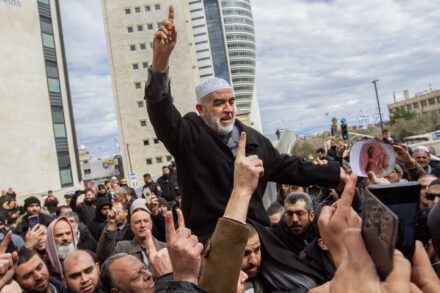 השייח' ראאד סלאח, מנהיג הפלג הצפוני של התנועה האסלאמית בישראל, עם תומכיו אחרי דיון בביהמ"ש בחיפה ב-10 בפברואר 2020 (צילום: פלאש90)