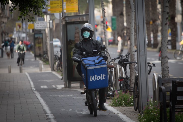 שליח וולט בתל אביב, ב-20 במרץ 2020 (צילום: מרים אלסטר / פלאש90)